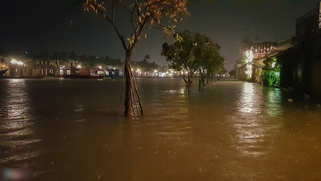 Thủy điện xả lũ, phố cổ Hội An lung linh ánh đèn bị ngập trong nước